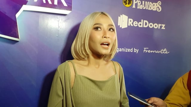 Cat Rambut Jadi Pirang, Rinni Wulandari Takut Tak Dikenali Anak (922565)