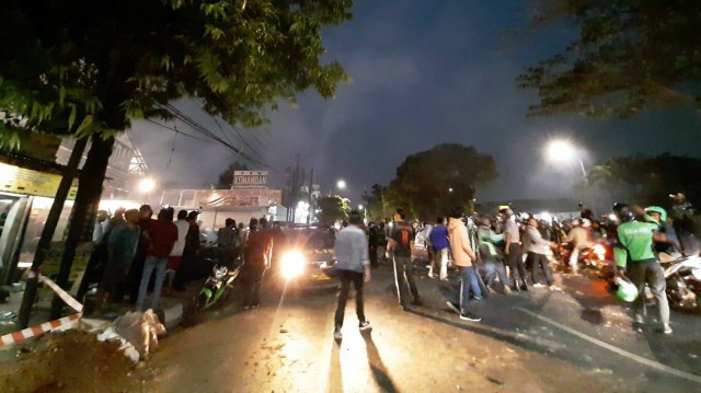 pendukung PSM Makassar diserang  massa berbaju oranye. Foto: dok. Istimewa