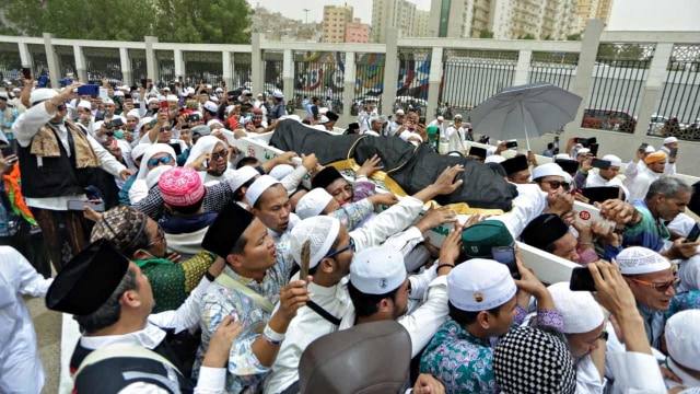 Proses pemakaman jenazah Mbah Moen. Foto: Dok. Bahauddin/Media Center Haji