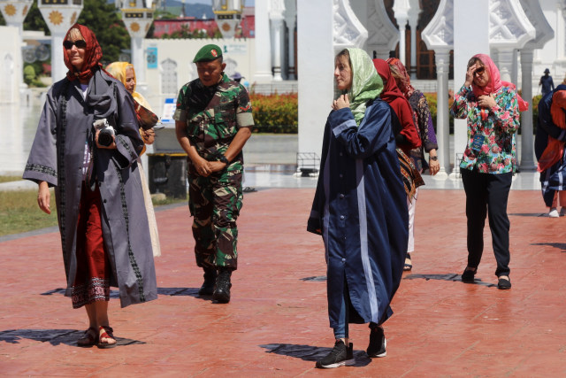 Keluarga atase militer di Masjid Raya Baiturrahman, Banda Aceh, mereka diminta memakai kerudung. Foto: Suparta/acehkini 