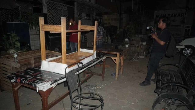 Kondisi kerusakan pasca rusuh di Komandan Caffe. Foto: Iqbal Firdaus/kumparan