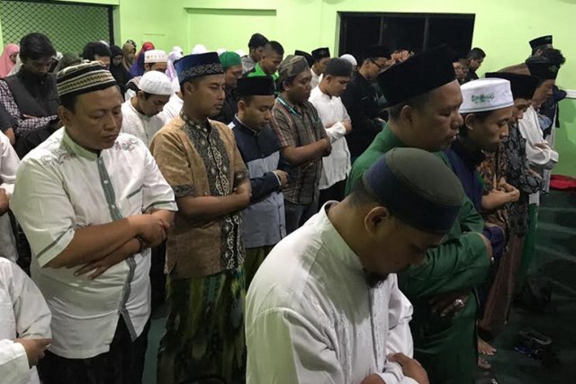 Sholat Gaib Dan Anizil Qodri Di Kantor Nu Untuk Mbah Moen Kumparan Com