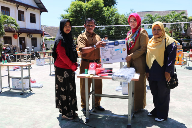 Penyerahan bantuan Usaha Ekonomi Produktif secara simbolis kepada 140 warga miskin di Kota Banda Aceh, Selasa (6/8). Foto: Dok. Dinsos Aceh 