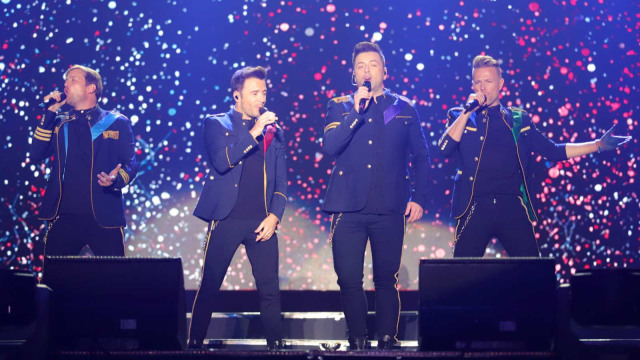 Personel Boyband Westlife Kian Egan (kiri), Shane Filan (kedua kiri), Mark Feehily (kedua kanan), dan Nicky Byrne (kanan) tampil menghibur penggemarnya saat konser di ICE BSD, Tangerang, Banten. Foto: ANTARA FOTO/Rivan Awal Lingga