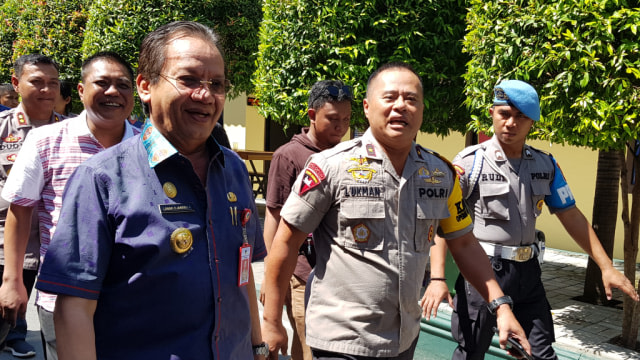 Gubernur Sulteng Longki Djanggola (kiri) bersama Kapolda Sulteng Brigjend Pol Lukman Wahyu Hariyanto saat menuju kantor Direktorat Reserse Kriminal Khusus di Markas Polda Sulteng, Jumat (5/7). Foto: PaluPoso