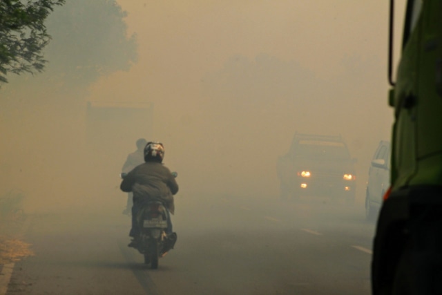 Kondisi asap dari kebakaran hutan dan lahan yang mulai menggangu pengguna jalan di Sumatra Selatan. (Foto: istimewa)
