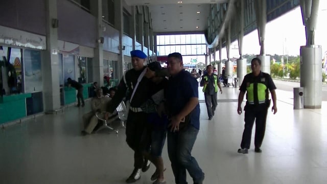 TNI membawa pelaku kasus dugaan penjualan amunisi ke KKSB saat tiba di Bandara Deo Sorong. Foto: Jeje/Balleo News.