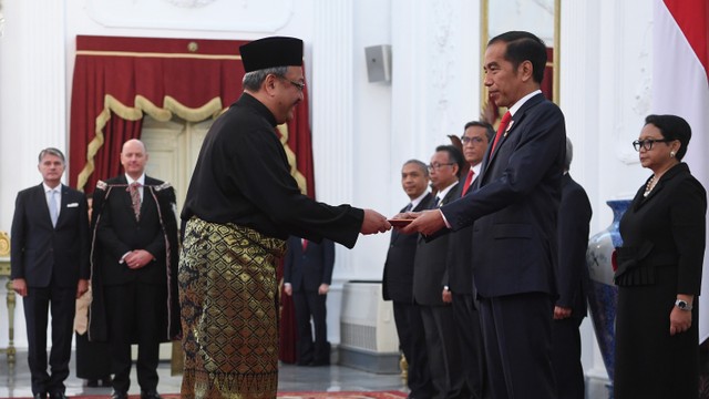 Presiden Joko Widodo (kanan) menerima surat kepercayaan dari Duta Besar Malaysia untuk Indonesia Zainal Abidin bin Bakar di Istana Merdeka Foto: ANTARA FOTO/Wahyu Putro A