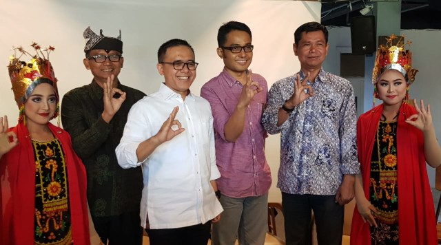 Bupati Banyuwangi Abdullah Azwar Anas (baju putih) saat press conference di Denpasar, Rabu (7/8) - kanalbali/RFH