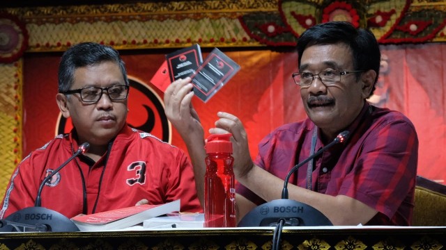 Sekjen PDIP Hasto Kristiyanto dan Ketua DPP PDIP Djarot Syaiful Hidayat (kanan) saat konferensi pers Pra Kongres di Grand Inna Bali Beach, Rabu (7/8). Foto: Dok. PDIP