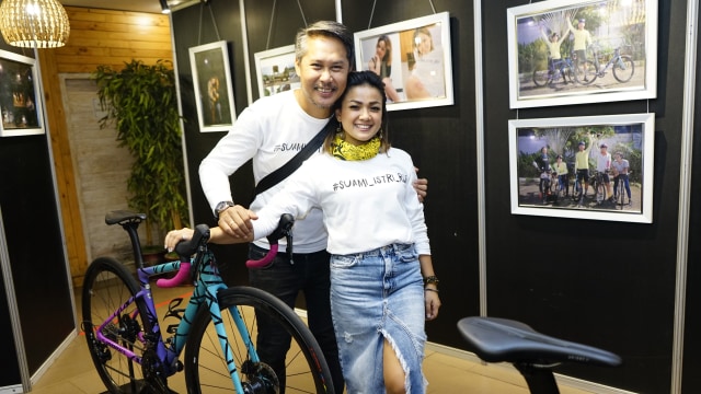 Pasangan artis Nirina Zubir dan Ernest saat hadir di konferensi pers serta pameran foto #suami_istri_ride di Pasaraya BlokM, Jakarta, Rabu, (7/8). Foto: Ronny/kumparan