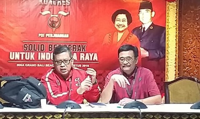 Hasto Kristiyanto (kiri) bersama Jarot Saiful Hidayat di arena Kongres PDIP, Rabu (7/8) - kanalbali/KR13