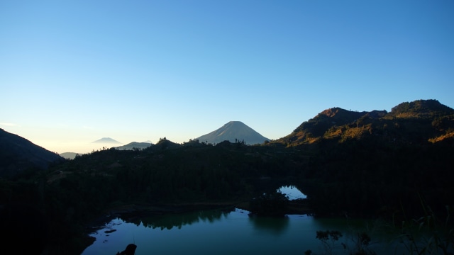 Panorama indahnya Gunung Prau dari Bukit Sidengkeng Foto: Gitario Vista Inasis/kumparan