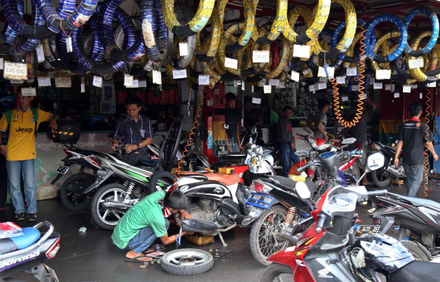 Plus Minus Pasang Aksesori Charger Smartphone di Motor (820051)