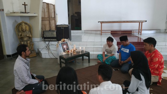 Kegiatan doa bersama pemuda lintas agama untuk Mbah Moen. 