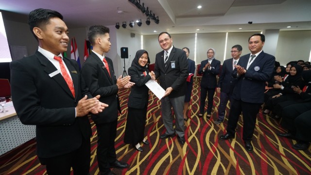 Direkrut Poltekpar Palembang Zulkifli Harahap bersalaman dengan mahasiwa yang telah wisudah. (Foto: Ur-ban.id)