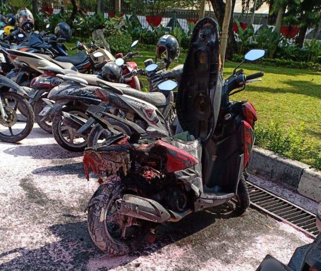 Sepeda motor di parkiran Gedung Kementrian Luar Negeri terbakar. Foto: Dok. Istimewa