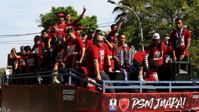 Foto: Ribuan Suporter Hadiri Pawai Kemenangan PSM Makassar (22326)