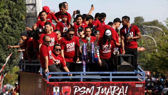Foto: Ribuan Suporter Hadiri Pawai Kemenangan PSM Makassar (22325)