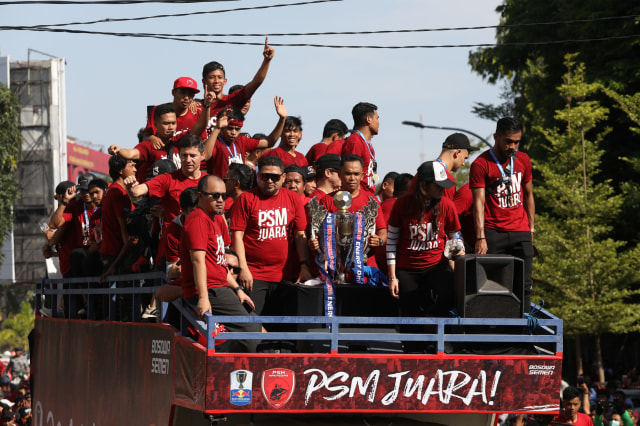 Foto: Ribuan Suporter Hadiri Pawai Kemenangan PSM Makassar (22319)