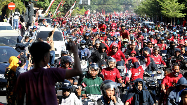 Foto: Ribuan Suporter Hadiri Pawai Kemenangan PSM Makassar (22320)