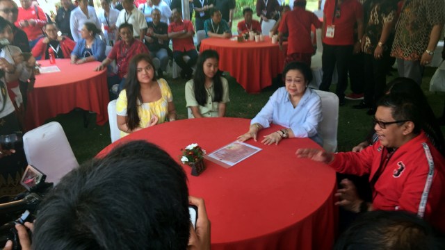 Ketua Umum PDIP, Megawati Soekarnoputri meninjau lokasi Kongres dan menyapa peserta Kongres di Green Inna beach Bali, Rabu (7/8) Foto: Rafyq Panjaitan/kumparan