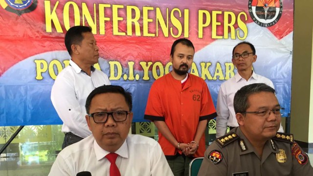 Polda DI Yogyakarta menujukkan tersangka dan barang bukti kasus penjual tanah fiktif. Foto: Arfiansyah Panji Purnandaru/kumparan