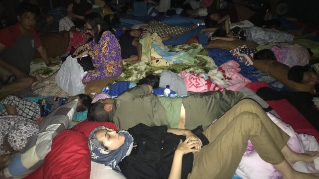 Ilustrasi pengungsi bencana Palu: Pasha (tengah) dan istrinya (bawah) tidur di penampungan. (Foto: Dok Manajer Adelia Pasha, Diego Christian)