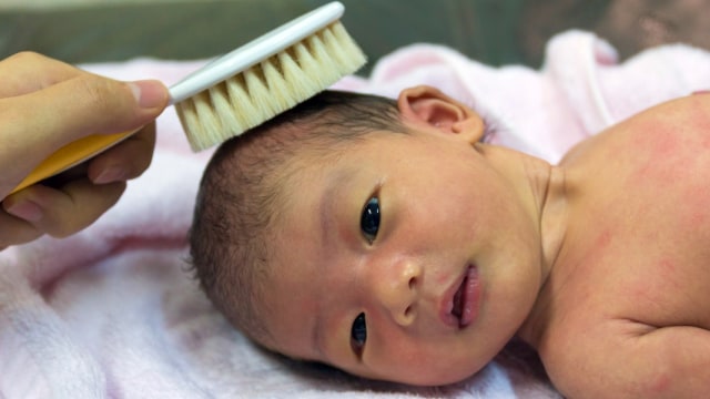 Ilustrasi menyisir rambut bayi Foto: Shutterstock