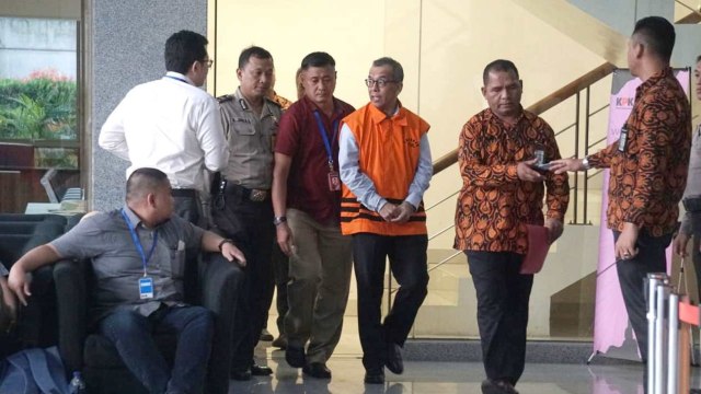 Eks Direktur Utama PT Garuda Indonesia, Emirsyah Satar (tengah) mengenakan rompi tahanan seusai menjalani pemeriksaan di Gedung KPK, Jakarta. Foto: Iqbal Firdaus/kumparan