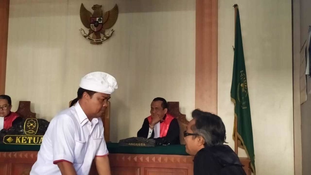 Sidang kasus penipuan dan penggelapan perizinan perluasan Pelabuhan Benoa senilai 16,1 miliar rupiah dengan terdakwa mantan ketua Kadin Bali, AA Ngurah Alit Wiraputra (52). Foto: Dok. Istimewa
