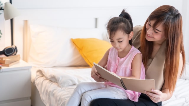 ibu dan anak membaca buku Foto: Shutterstock