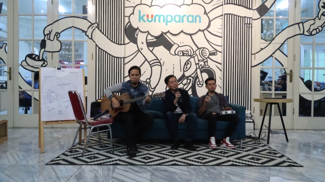 Grup band Drive saat akustikan di kantor kumparan. Foto: Fitra Andrianto/kumparan