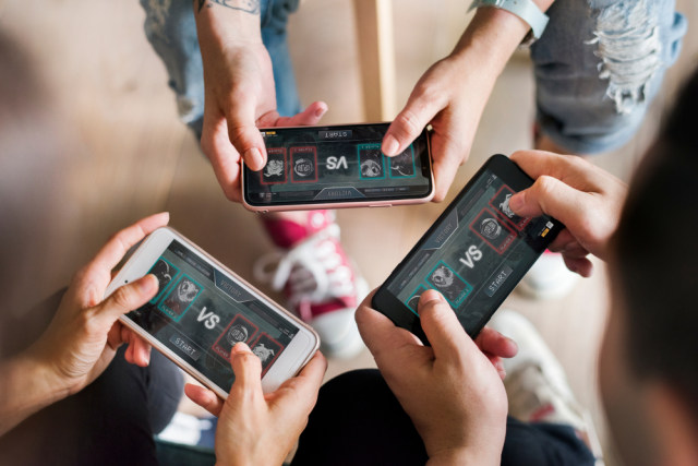 Ilustrasi bermain game di smartphone. Foto: Shutterstock