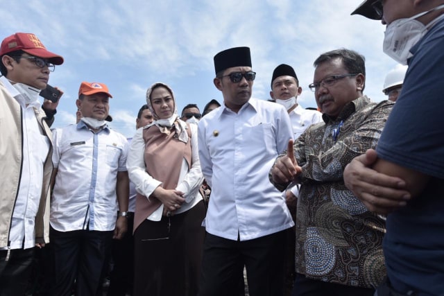 Gubernur Jawa Barat, Ridwan Kamil, mengunjungi masyarakat terdampak tumpahan minyak dari anjungan lepas pantai YYA. Foto: Dok. Pertamina