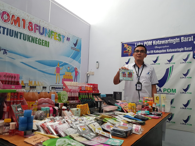 Kepala Loka POM Kobar menunjukan hasil sitaan berbagai kosmetik ilegal di Kantor Loka POM Kobar. (Foto: Joko Hardyono)