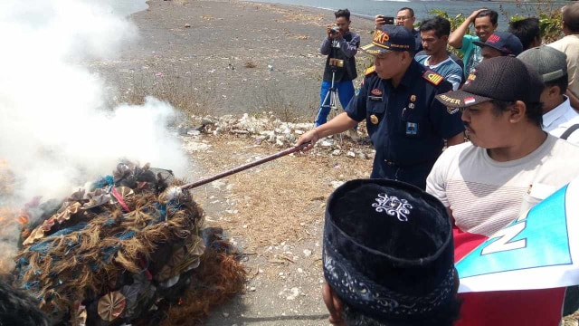 KKP musnahkan 20 unit alat tangkap benih lobster milik nelayan Kecamatan Puger. Foto: Dok. PSDKP KKP