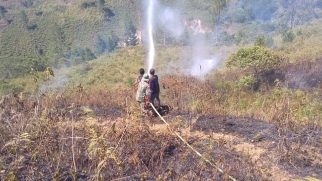 Pemadaman kebakaran lahan di Silih Nara, Aceh Tengah (6/8/2019). Dok. BPBA