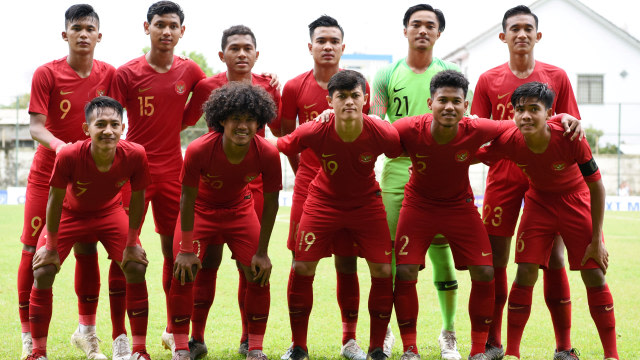 Pesepakbola Timnas Indonesia U-18 melakukan foto bersama saat akan bertanding melawan Filipina pada Grup A Piala AFF U-18 di Stadion Binh Duong 2 di Provinsi Binh Duong, Vietnam, Selasa (6/8). Foto: ANTARA FOTO/Yusran Uccang
