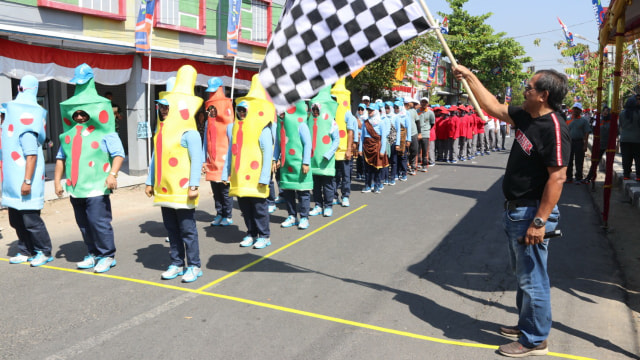 Bupati Blora, Djoko Nugroho saat melepas peserta Gerak Jalan dalam rangka memeriahkan HUT ke 74 Kemerdekaan RTI, tungkat Kabupaten Blora, Rabu (07/08/2019)
