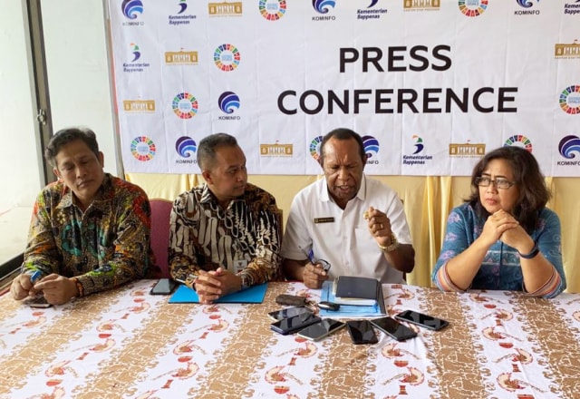 Konferensi pers usai kegiatan Forum Komunikasi Daerah (FKD) yang bertemakan kemitraan multi pihak dalam mewujudkan tujuan pembangunan bekelanjutan di Papua. (Foto Pratiwi)