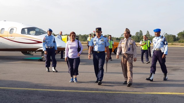 Menteri Kelautan dan Perikanan Susi Pudjiastuti saat tiba di Bandara Iskandar Pangkalan Bun. (Foto: Joko Hardyono)