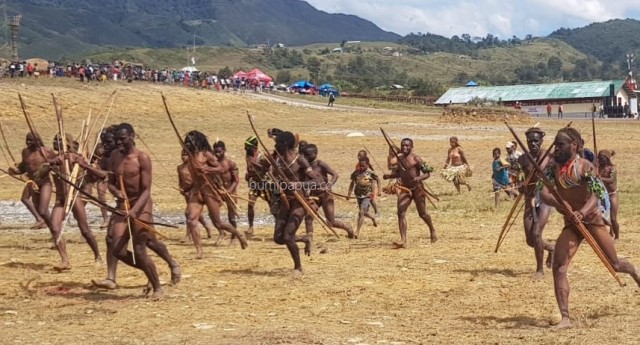 Atraksi tarian perang di wilayah Pegunungan tengah Papua yang ditampilkan pada FBLB 2019. (BumiPapua.com/Stefanus Tarsi)
