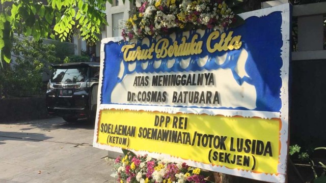 Karangan bunga di depan rumah duka Almarhum Cosmas Batubara di Jalan Cidurian, Cikini, Jakarta Pusat, Kamis (8/8). Foto: Abdul Latif/kumparan