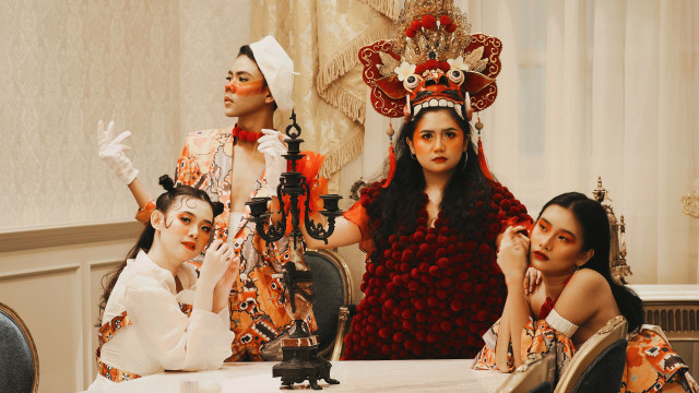 4 koleksi busana rancangan Asiffa Mutia Khifa, yang bertema 'Revolution', mengangkat motif Barong sebagai peran utama pada koleksinya kali ini. Foto: Dok. Asiffa Mutia Kahfi