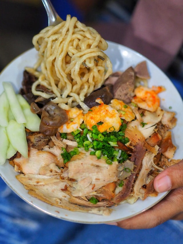 Mi Ayam Khas Makassar yang Halal di Surabaya. By @eattemptationsby.