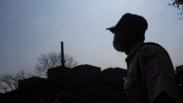 Petugas Polsus Dinas Lingkungan Hidup DKI Jakarta melakukan inspeksi mendadak ke pabrik peleburan baja di Cakung, Jakarta, Kamis (8/8). Foto: Fanny Kusumawardhani/kumparan