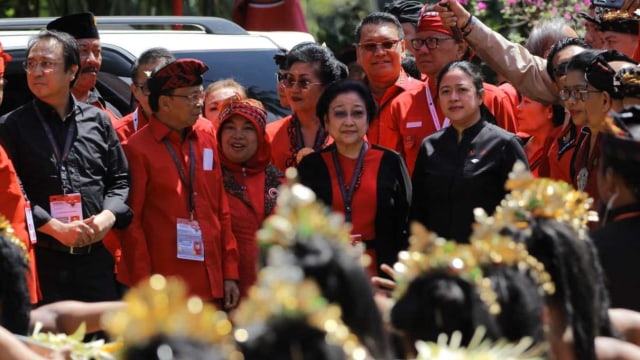 Ketua umum PDIP Megawati Soekarnoputri (tengah) tiba di lokasi Kongres V PDIP di Bali. Foto: Jamal Ramadhan/kumparan