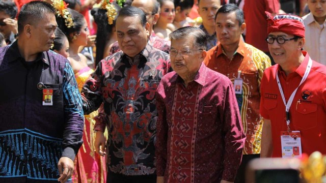 Wakil Presiden Jusuf Kalla (kedua kanan) tiba di lokasi Kongres V PDIP di Bali. Foto: Jamal Ramadhan/kumparan