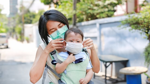 Anak dan ibu gunakan masker untuk lindungi diri dari polusi udara. Foto: Shutterstock
